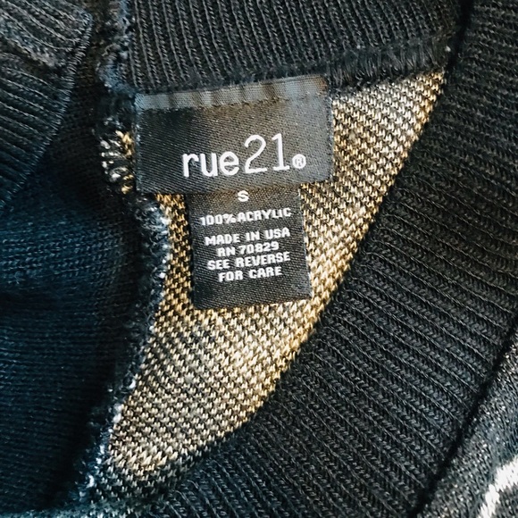 RUE21 High Low Sweater w/Back Button Detail - Picture 2 of 4